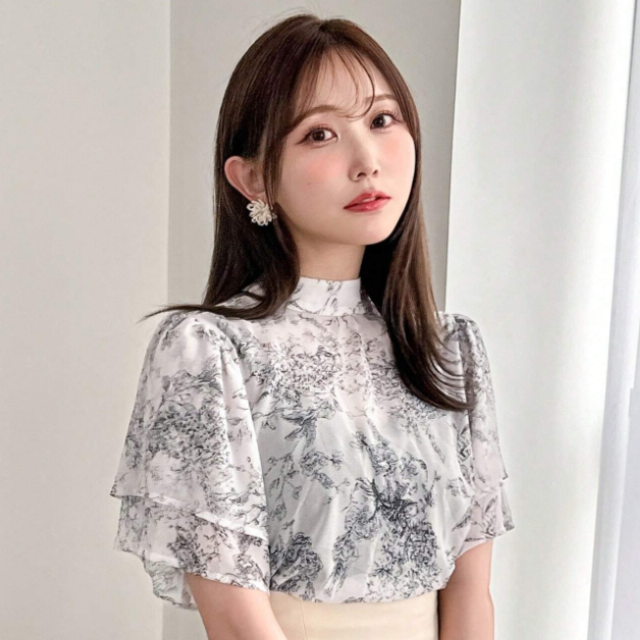 女士高領襯衫，帶束腰設計和印花圖案