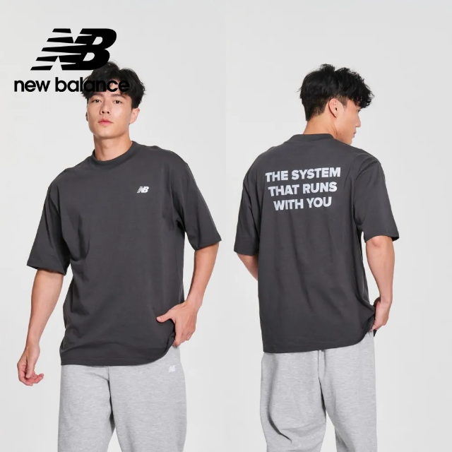 【New Balance】厚磅反光標語短袖上衣_男性_墨灰色_MT41554ACK