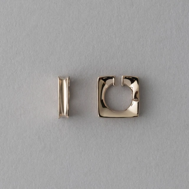 ete RAW 米金髮絲紋方形擁抱夾式耳環(米金色)